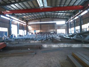 China Construções de aço industriais da construção de aço projetadas pre com telhado Panles fornecedor