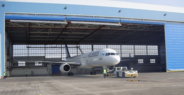 Únicos hangares de aço dos aviões da baía PEB com as portas elétricas do Rolo-acima